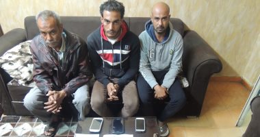  القبض على 3 حدادين تعدوا على حلاق وأجبروه على توقيع 21 إيصال أمانة