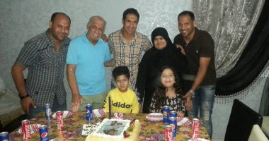 بالصور.. حسنى عبد ربه يحتفل بعيد ميلاده الـ32 مع أسرته فى أبو صوير