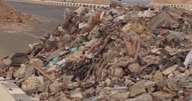 بالصور.. صيدلانية ترصد مخلفات البناء والزبالة المنتشرة بطريق محور الميثاق