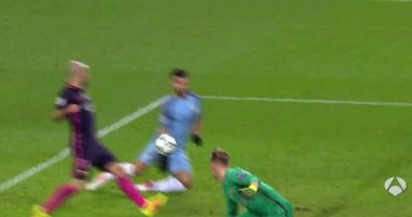 شاهد.. أجويرو يمرر الكرة بيده فى الهدف الثالث للسيتى أمام برشلونة