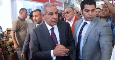 بالصور.. وزير التجارة والصناعة يفتتح معرض "الشعب يأمر" بتخفيضات 20%