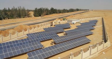  بالصور.. إنارة طريق البريجات فى المنوفية بالطاقة الشمسية