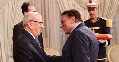 مصطفى شعبان يهنئ الزعيم عادل إمام بعد تكريمه فى تونس 