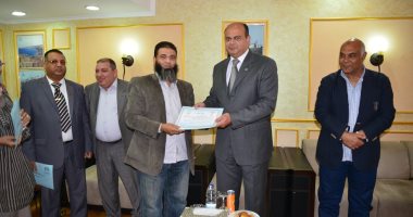 بالفيديو.. محافظ مطروح يكرم العاملين بمحو الأمية 