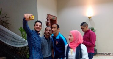 بالفيديو والصور ...عدد من الجماهير يخترق مقر إقامة الأهلى قبل مباراة طنطا