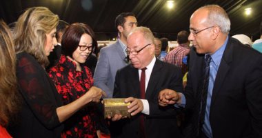 بالفيديو.. حلمى النمنم والملحق الثقافى الصينى يفتتحان معرض الصناعات الثقافية بالفسطاط