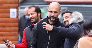 بالصور.. جوارديولا يتجول وسط المعجبين بشوارع مانشستر بعد هزيمة برشلونة
