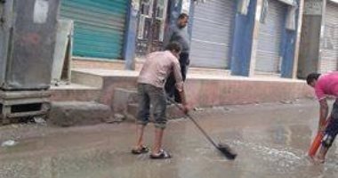 بالصور.. شوارع عزبة البرج بدمياط تغرق فى مياه الأمطار