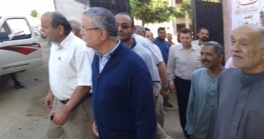 محافظ المنيا يتفقد مدرسة صفط اللبن ويلتقى أهالى القرية
