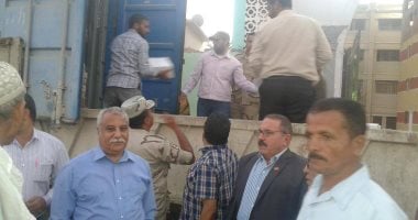 أهالى المنيا يستقبلون سيارات القوات المسلحة الخاصة بتوزيع السلع بالزغاريد