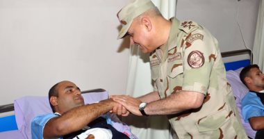 بالصور.. وزير الدفاع يطمئن على مصابى الواجب من رجال القوات المسلحة