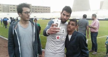 إكرامى يلتقط سيلفى بموبايل مشجع من ذوى الاحتياجات الخاصة