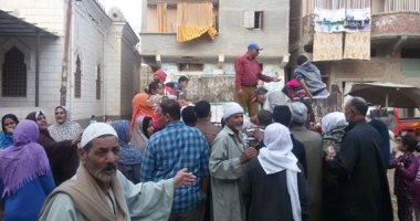 توزيع السلع المدعومة بسيارات الوحدة المحلية فى الزرقا بدمياط