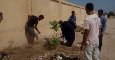 زراعة الأشجار المثمرة أمام المصالح الحكومية بقرى حياة كريمة بإسنا.. صور