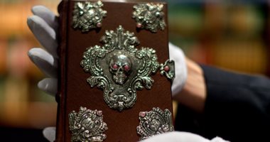 بالصور.. عرض نسخة نادرة لـ "هارى بوتر" للبيع فى مزاد "سوثبى"