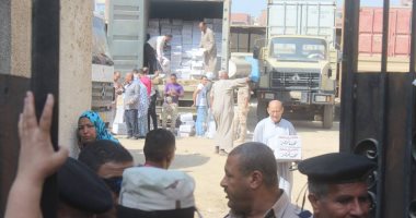 القوات المسلحة توزع 4 آلاف كرتونة سلع غذائية فى قويسنا وتلا بالمنوفية