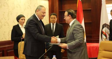وزير الاتصالات يوقع بروتوكول مع النائب العام لتحديث منظومة العمل بالنيابات