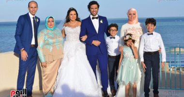 أخرهم حسن الرداد.. 5 عرسان من عالم الفن كسروا قاعدة "البدلة السوداء"