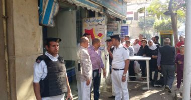 الشرطة تنتشر وسط المواطنين لتأمين حصولهم على السلع بأسعار مناسبة