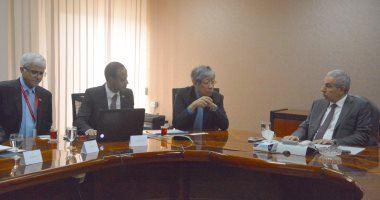 وزير الصناعة يبحث الاستفادة من الخبرة السنغافورية بالمدن الصناعية