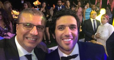 بالصور.. شاهد سيلفى عمرو الليثى مع "العرسان" إيمى وحسن