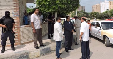 القيادات الأمنية يتابعون التزام السائقين بتعريفة الأجرة فى مواقف كفر الشيخ