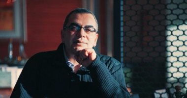 توافد جمهور العراب أحمد خالد توفيق لوداعه فى المستشفى