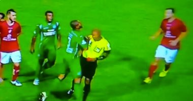 بالفيديو.. حكم برازيلى يتعرض للضرب بسبب "كارت أحمر"