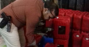 ضبط كميات من زيوت محركات سيارات وفرامل مجهولة المصدر بالإسكندرية