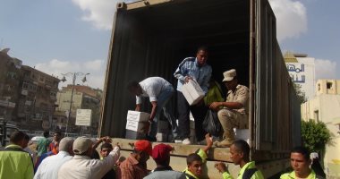 الجيش الثالث يوزع كراتين المواد الغذائية المخفضة بالسويس 