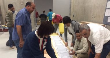 بالصور.. المتحف الكبير يتسلم أرضية مقصورة قبطان مركب الملك خوفو الثانية   