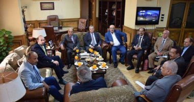 وزير الرياضة يلتقى مستشار ملك البحرين