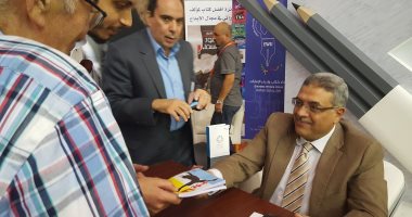 بالصور.. توقيع كتاب "هايبر" لـ"علاء عبد الهادى" بمعرض الشارقة