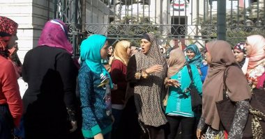 بالصور.. اعتصام طالبات تمريض أمام بوابة جامعة بنها بسبب إلغاء التكليف