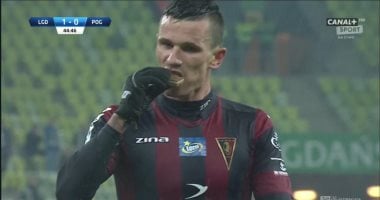 بالفيديو.. لاعب بولندى ينجح فى تسديد ركلة جزاء بسبب قطعة "شيكولاتة"