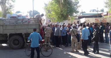 بالفيديو والصور.. القوات المسلحة توزع كراتين غذائية للعاملين بجامعة أسيوط