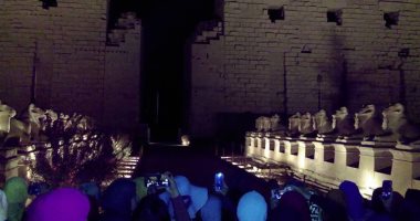 بالصور.. فتيات "قطار الشباب" يحضرن عروض الصوت والضوء بمعبد الكرنك بالأقصر