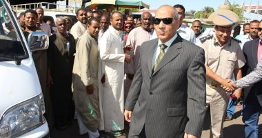 مدير أمن أسوان يتفقد مواقف السيارات للتأكد من التزام السائقين بالتعريفة