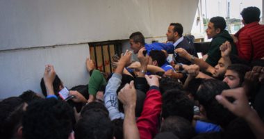 بالصور.. الجماهير تشكو سوء التنظيم فى عملية بيع تذاكر مباراة غانا