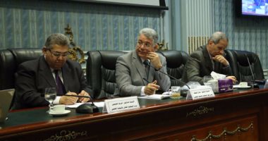 بالصور.. وزير التعليم العالى: وجود الكتاب الجامعى خاطئ..لكن الطالب يبحث عنه