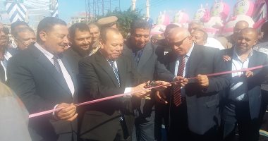 بالصور.. محافظ دمياط يفتتح طريق على الصياد بالزفة البلدى