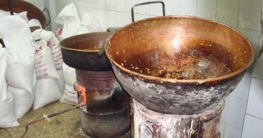 شرطة التموين تضبط صاحب مصنع حلوى يستخدم مواد مجهولة فى الزاوية الحمراء