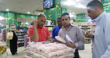 بالصور.. الرقابة الإدارية تشن حملة مكبرة على الأسواق بمحافظة قنا