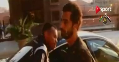 شاهد.. محمد صلاح يخطف الأضواء فى معسكر برج العرب بعد وصوله بالـ"BMW"