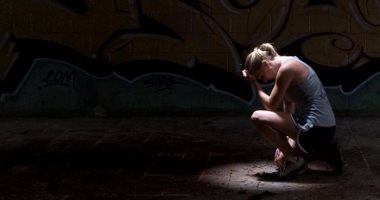 مشكلات نفسية تواجه المرأة بعد موت زوجها.. أبرزها القلق والاكتئاب