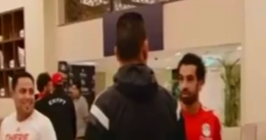 بالفيديو.. كواليس الحوار الغامض بين الحضرى وصلاح فى معسكر الفراعنة