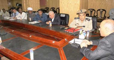 مدير أمن أسوان يجتمع بأعضاء الغرفة التجارية والتجار للسيطرة على الأسواق