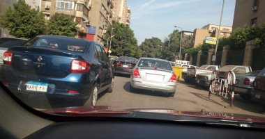 قارئ يرصد سيارة تتجول بدون لوحات معدنية فى شوارع الدقى