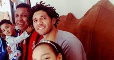 شاهد.. "سيلفى" الننى مع أسرته قبل التوجه لمعسكر المنتخب