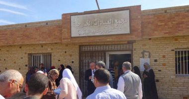 إصابة 5 أشخاص فى انقلاب سيارة ملاكى بطريق الزعفرانة غارب